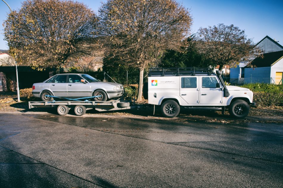 Land Rover mit Audi 80 im Schlepptau