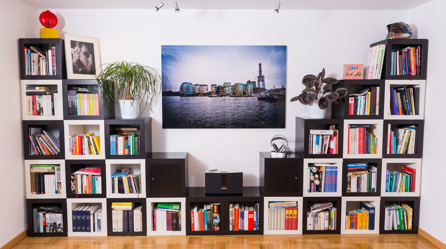 Bücherregal im Schachbrettdesign