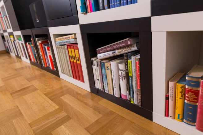 Bücherregal im Schachbrettmuster aus 1x1-Expedit-Regalen.