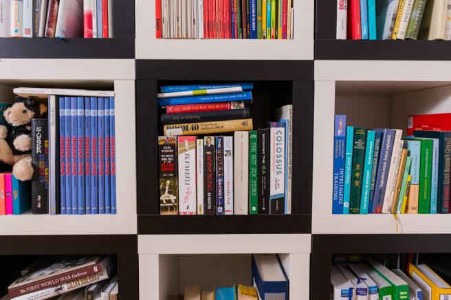 Bücherregal im Schachbrettmuster aus 1x1-Expedit-Regalen.