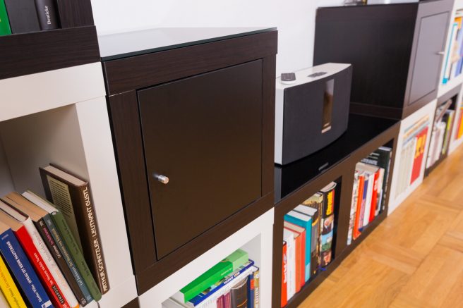 Bücherregal im Schachbrettmuster aus 1x1-Expedit-Regalen.